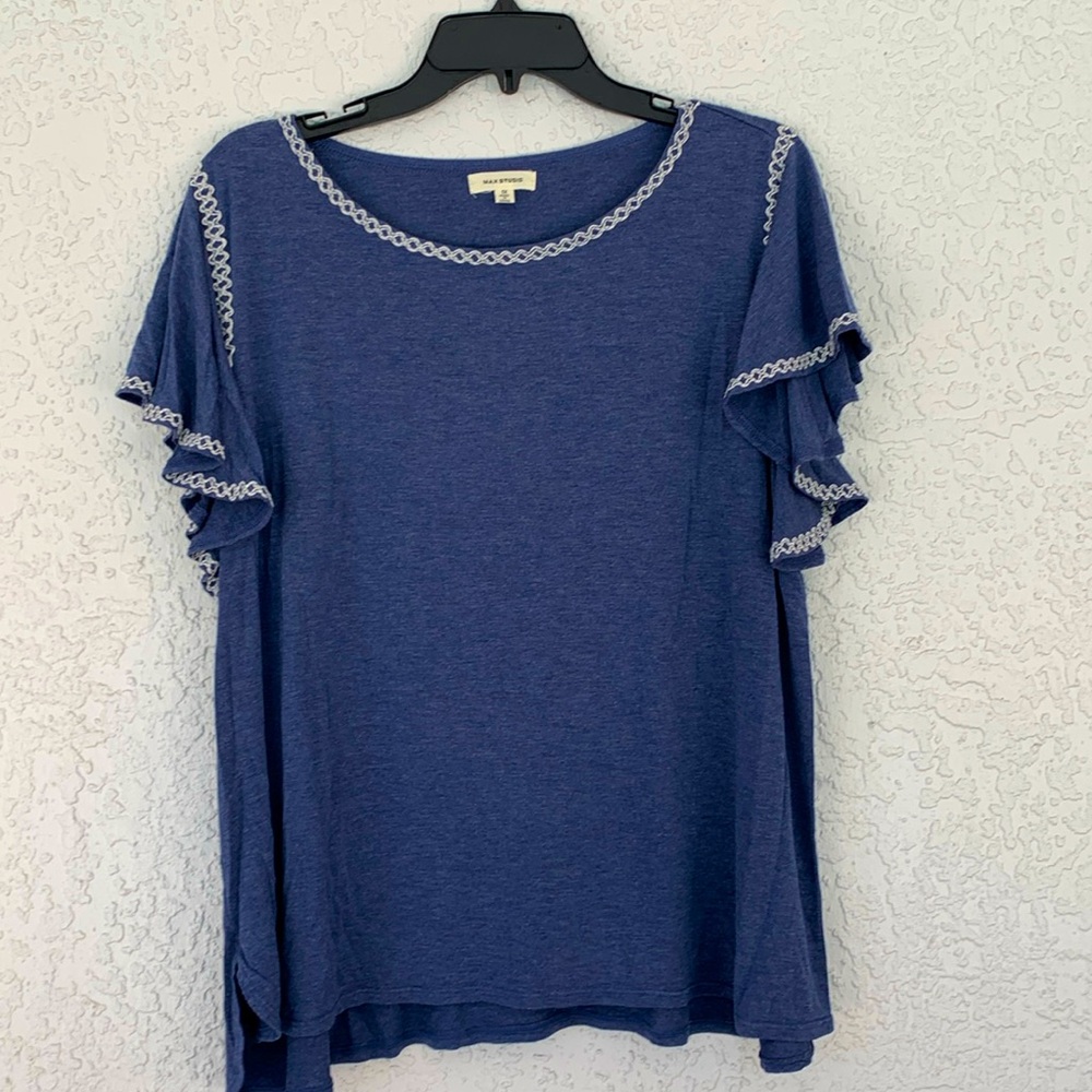 Max Studio flutter style sleeves with embroidered detail top size 1X